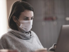 Yaponiya tibbi maskalı müştərilərin üzünü tanıyan təmassız ödəniş sistemini sınaqdan keçirir