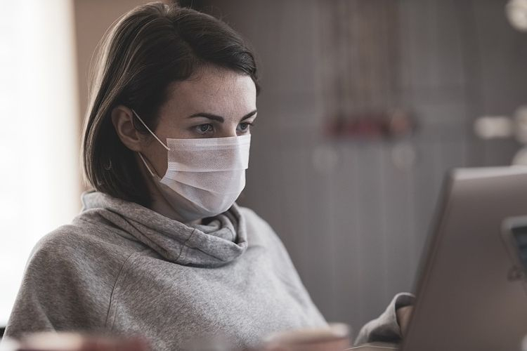 Yaponiya tibbi maskalı müştərilərin üzünü tanıyan təmassız ödəniş sistemini sınaqdan keçirir