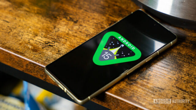 Android-15-logo-on-smartphone-on-counter-stock-photo-10