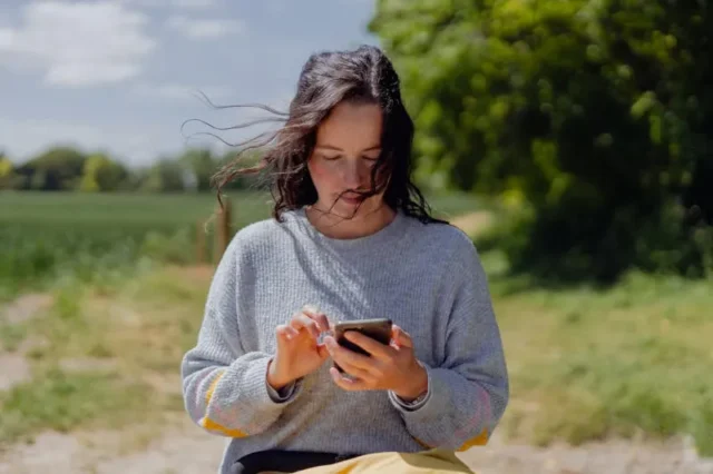 girl-phone
