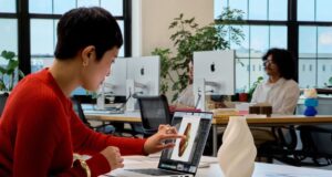 Apple OLED sensor ekranlı yeni MacBook Pro-larını təqdim edir