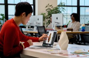 Apple OLED sensor ekranlı yeni MacBook Pro-larını təqdim edir